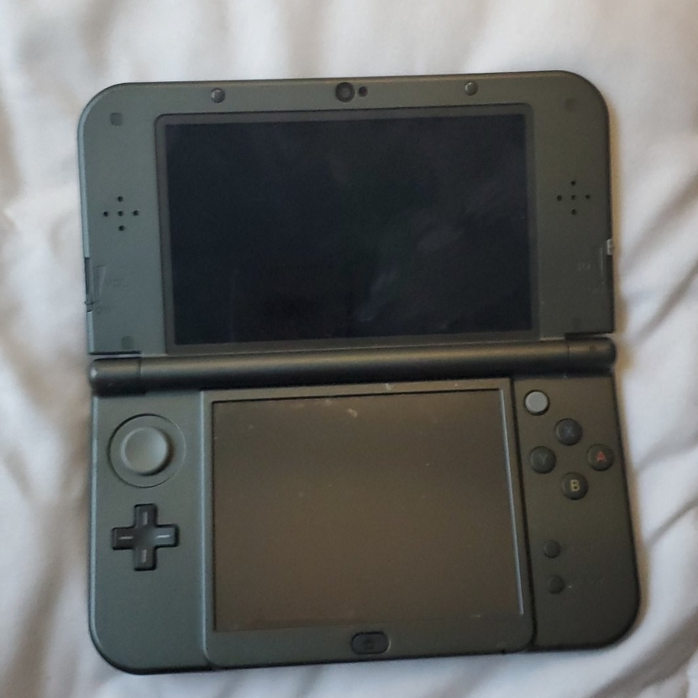 Grey nintendo 3ds with three working games